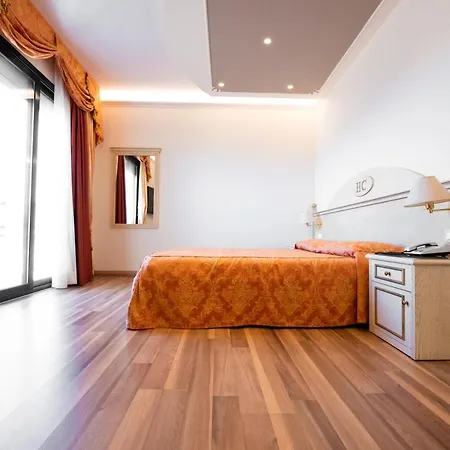 Carlton Отель 4*
